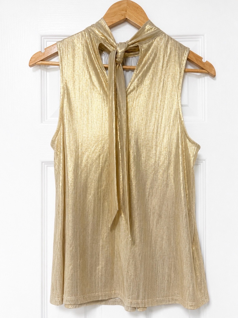 Towne Boutique Gold Metallic Mock Neck Sleeveless Top NWT Size Small - Picture 2 of 5